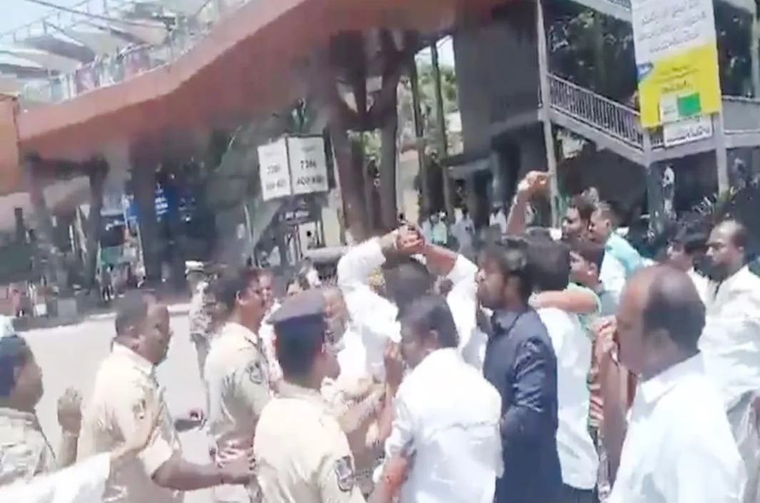 ఉప్పల్‌ ఎక్స్‌రోడ్‌లో కాంగ్రెస్‌, బీఆర్‌ఎస్‌ కార్యకర్తల పోటాపోటీ నిరసనలు