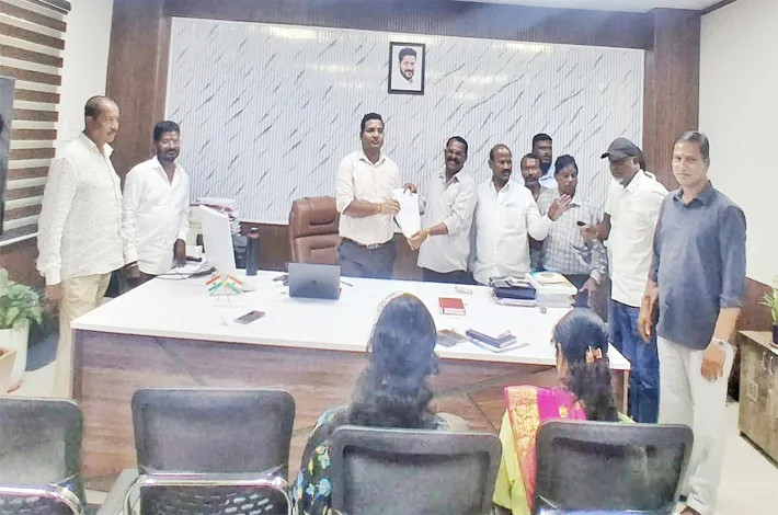 అభివృద్ధి పనులకు నిధులు మంజూరు చేయాలి