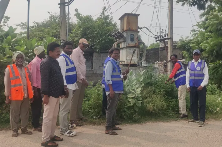 ప్రజా బాట కార్యక్రమంలో భాగంగా కంపచెట్లు తొలగించిన విద్యుత్ సిబ్బంది 