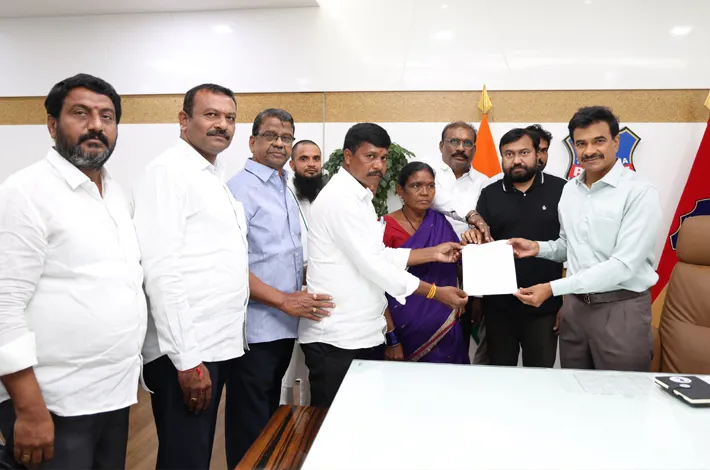 తెలంగాణ డీజీపీనీ కలిసిన జగన్