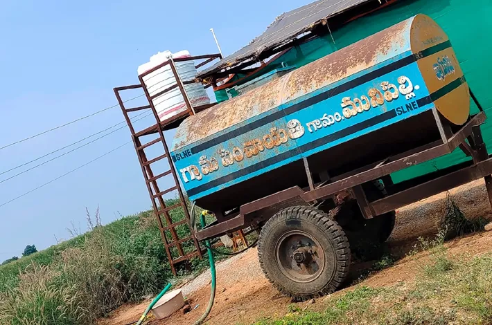 పంచాయతీ వాటర్ ట్యాంక్ ఎక్కడపడితే అక్కడే..