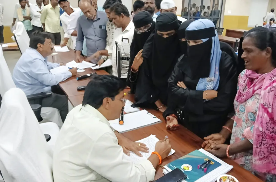 ప్రజావాణి దరఖాస్తులను నిర్లక్ష్యం చేయవద్దు