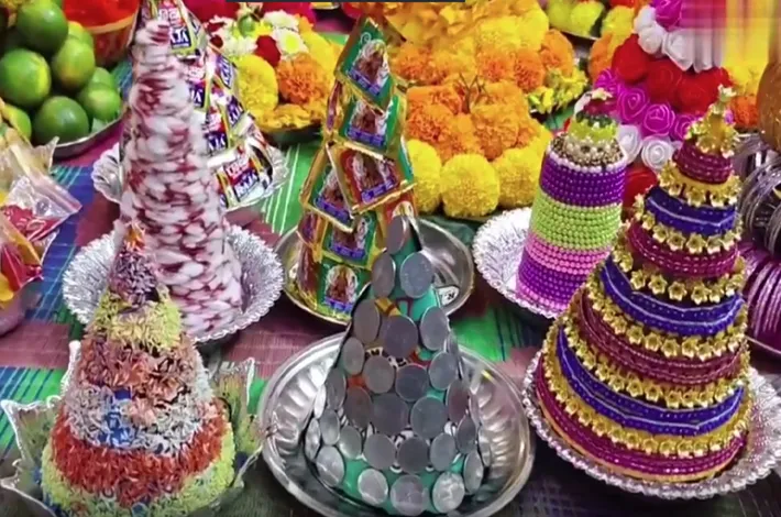 కోడలికి 25 రకాల బతుకమ్మలు.. అత్తింటివారి అదిరిపోయే గిఫ్ట్!