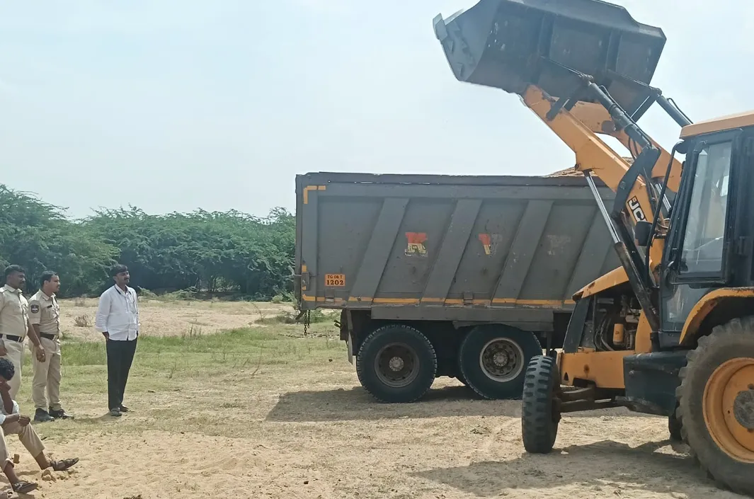 నడిగడ్డలో 14 టిప్పర్ల అక్రమ ఇసుక పట్టివేత
