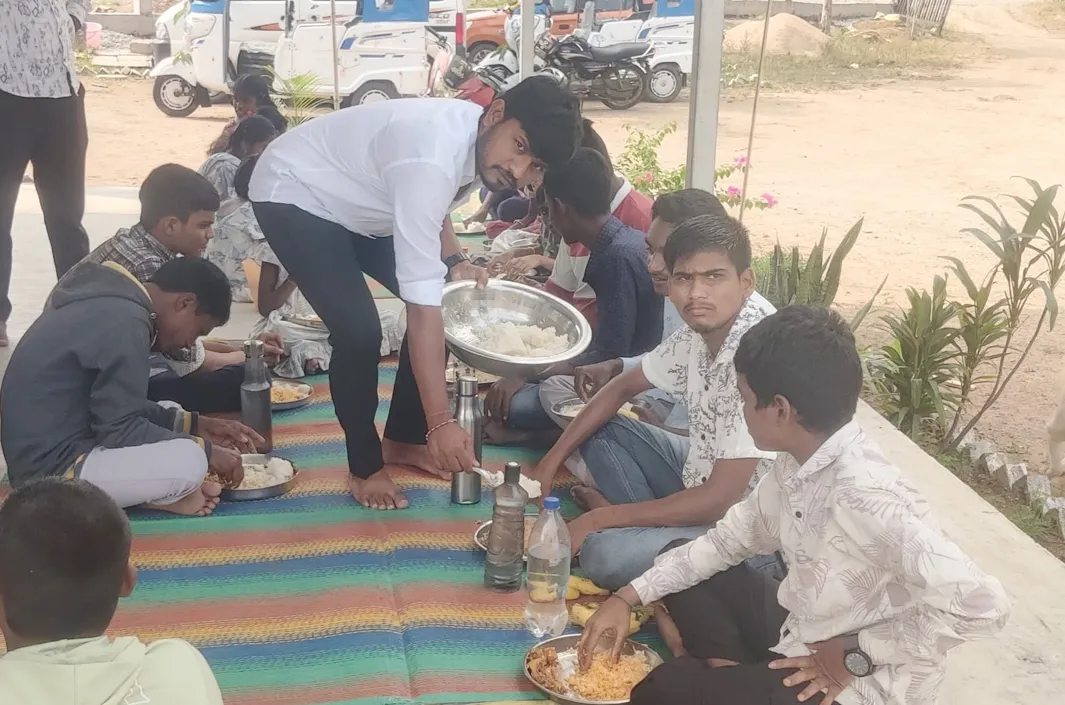 దివ్యాంగులకు అన్నదానం