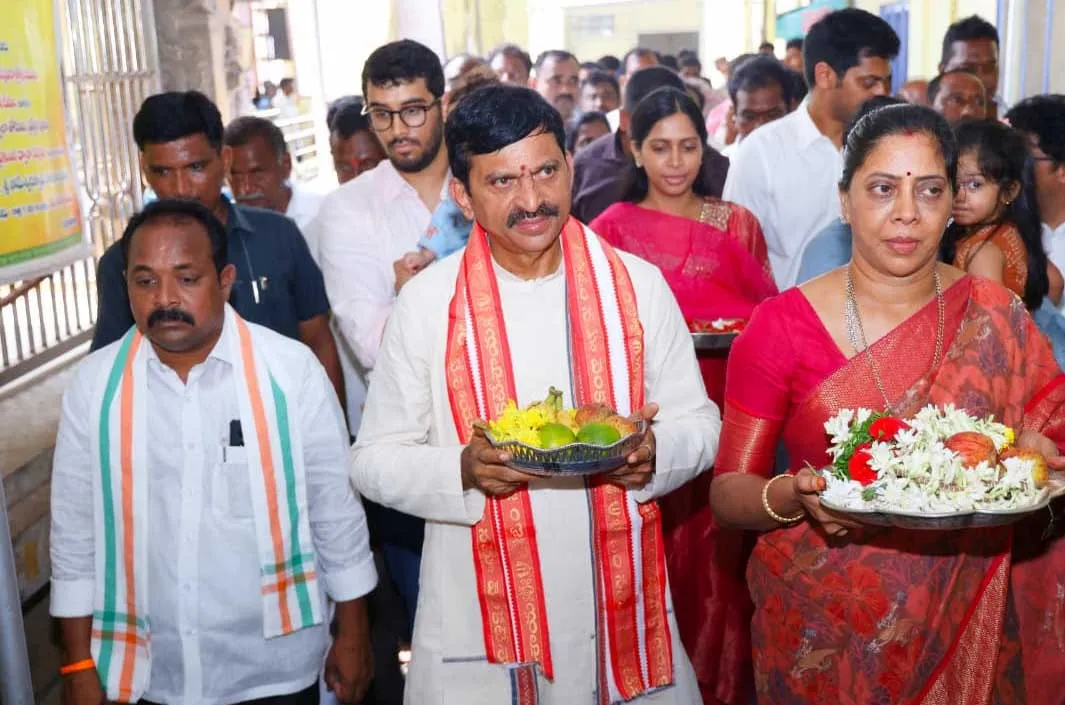 కుటుంబ సమేతంగా మంత్రి పొంగులేటి పూజలు