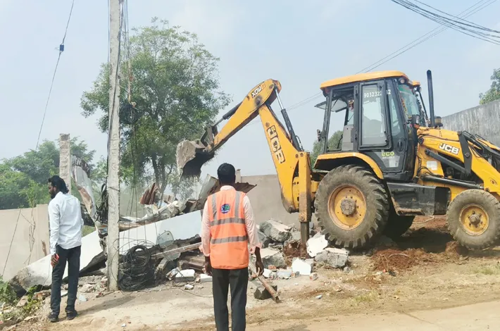 స్మశానవాటికలో అక్రమ రేకులషెడ్లు కూల్చివేత 