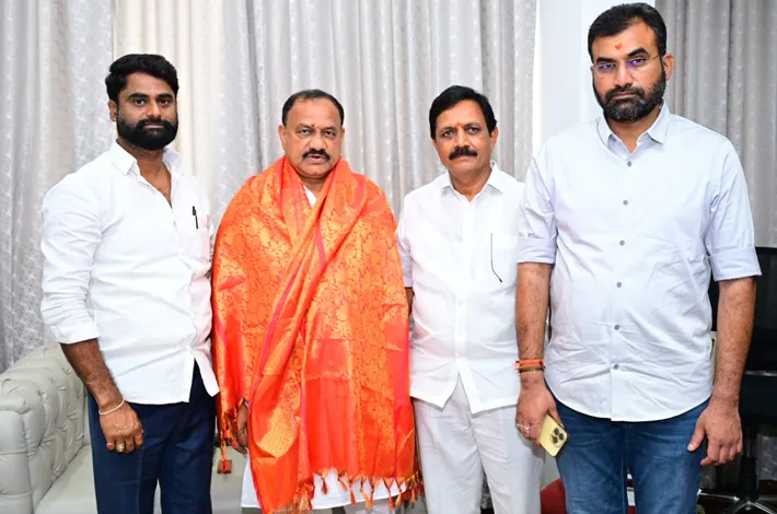 పీసీసీ అధ్యక్షుని సన్మానించిన డిసిసి అధ్యక్షులు