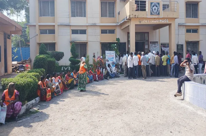 కామారెడ్డిలో శానిటేషన్ కార్మికుల ధర్నా