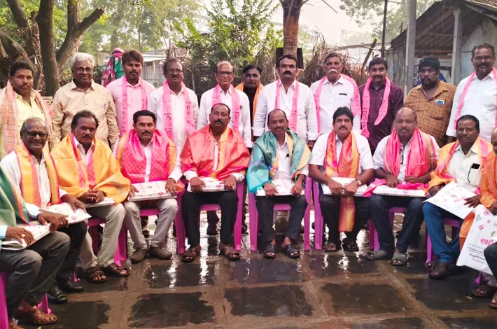 పండుగ వేళ పాత్రికేయులకు బీఆర్‌ఎస్‌ సత్కారం