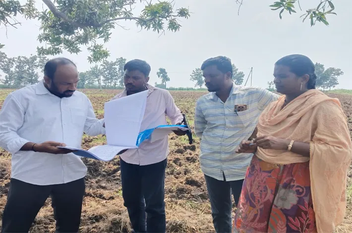 భూ రీ సర్వేను పరిశీలించిన తహసీల్దార్