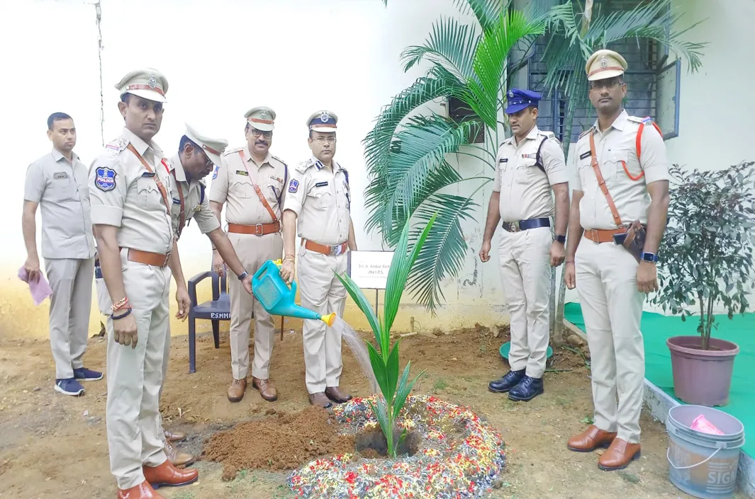 మందమర్రి సర్కిల్ కార్యాలయాన్ని తనిఖీ చేసిన సీపీ 