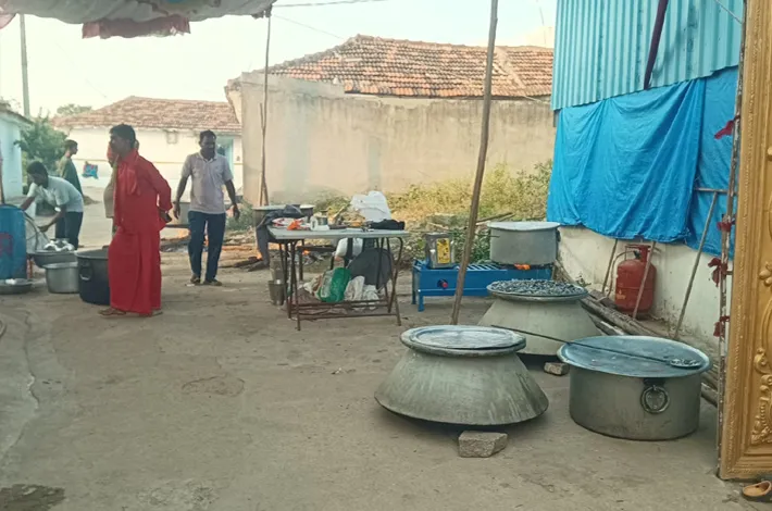నందివాడలో దుర్గామాత వద్ద అన్న ప్రసాదం