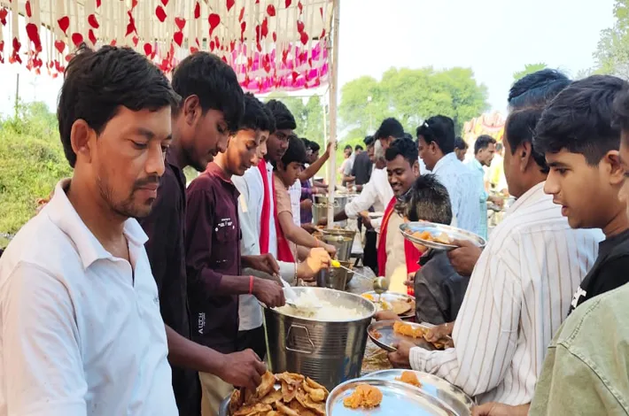మహాకాళి ఆలయం వద్ద భక్తిశ్రద్ధలతో మహా అన్నదానం