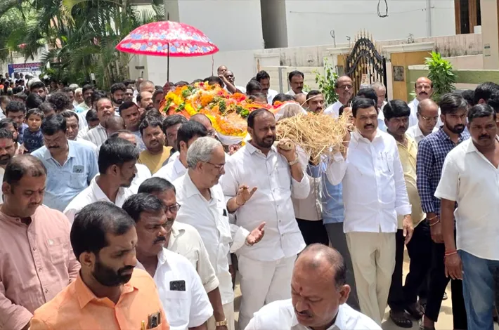 అంతిమయాత్రలో పాల్గొన్న ఎమ్మెల్యే