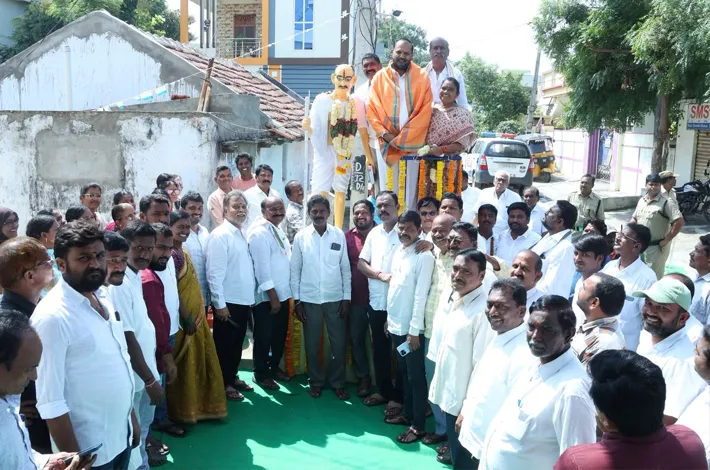 మహాత్మా గాంధీ విగ్రహానికి నివాళులు అర్పించిన ప్రభుత్వ విప్ విజయరమణ రావు
