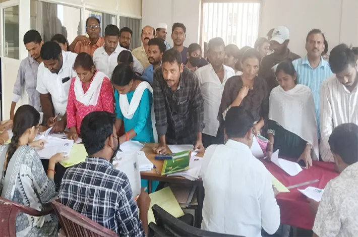పోటాపోటీగా దరఖాస్తులు