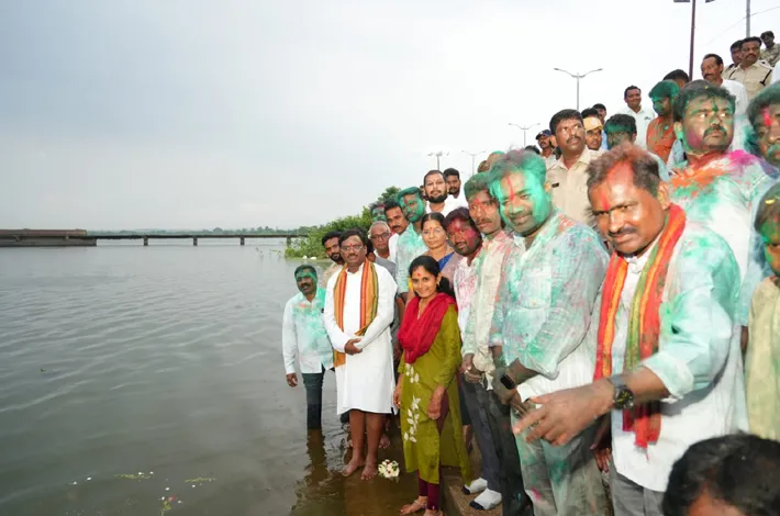 వినాయక నిమజ్జనం వేడుకల్లో మంత్రి వివేక్..