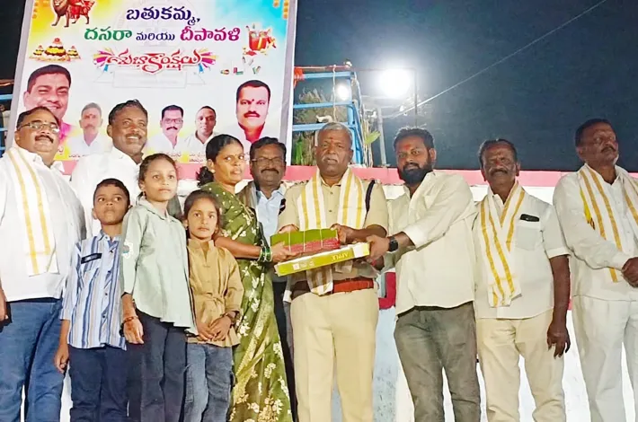 బతుకమ్మల పోటీలో విజేతలకు పట్టుచీరల బహుమతులు
