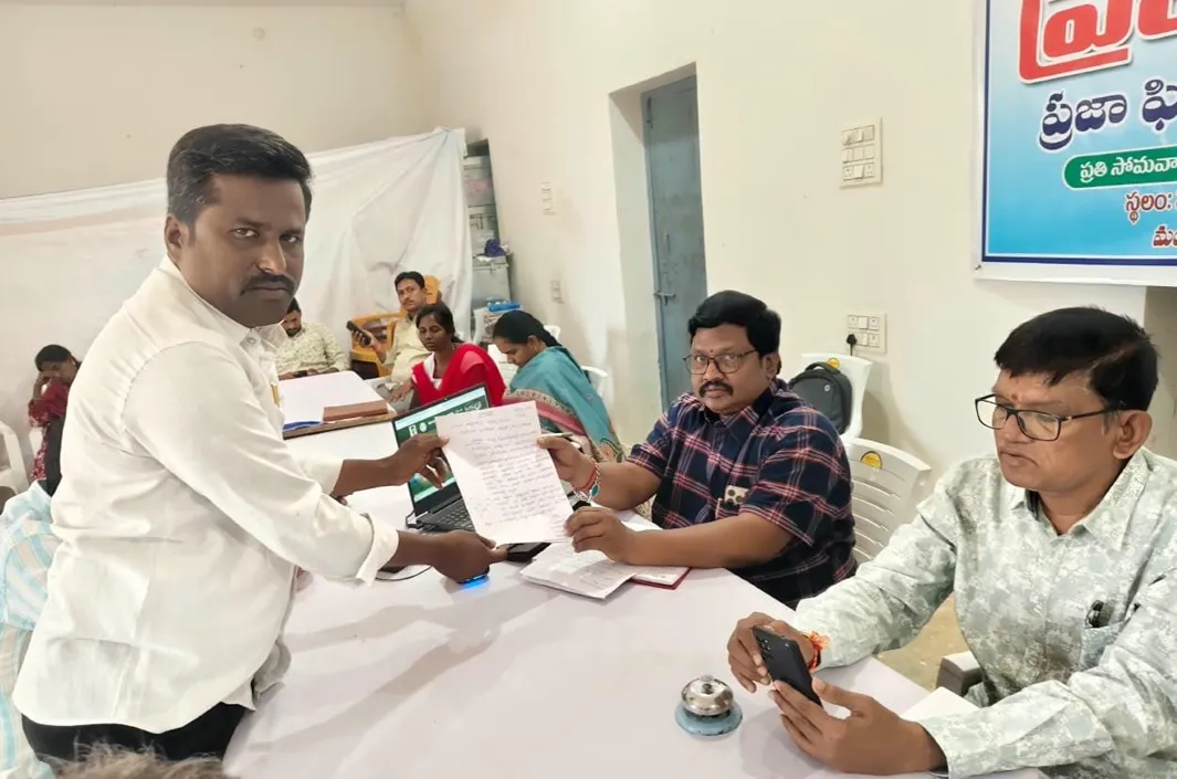 ప్రజావాణిలో సమస్యలపై ఫిర్యాదు