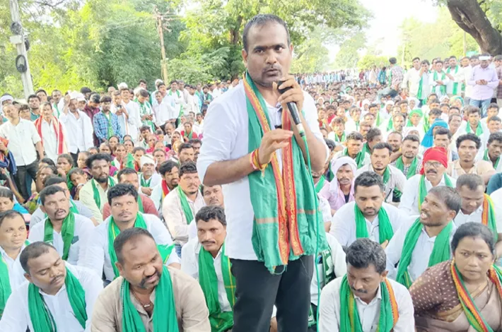 ఆదివాసి గిరిజనుల  సమస్యలను పరిష్కరించాలని భారీ ధర్నా.