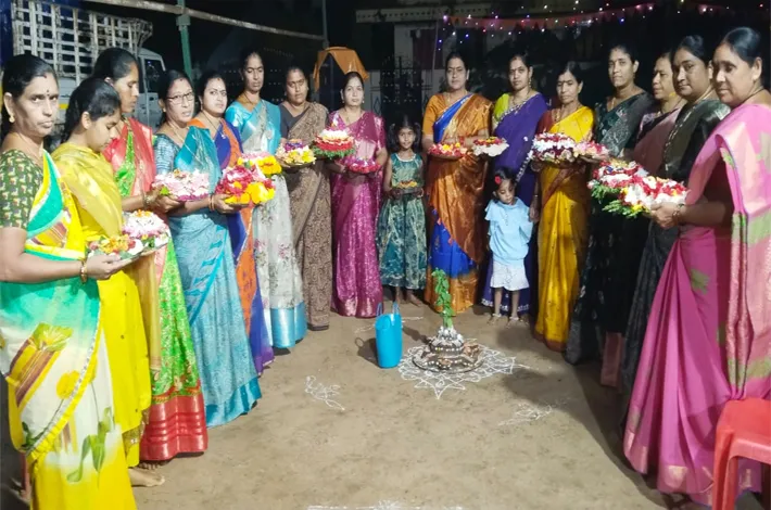 ఘనంగా ప్రారంభమైన ‘ఎంగిలిపూల బతుకమ్మ’!