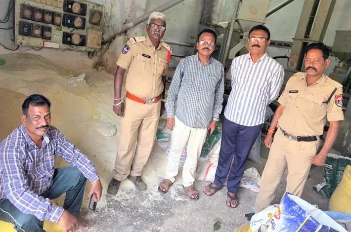 18 క్వింటాళ్ల పిడిఎస్ బియ్యం పట్టివేత