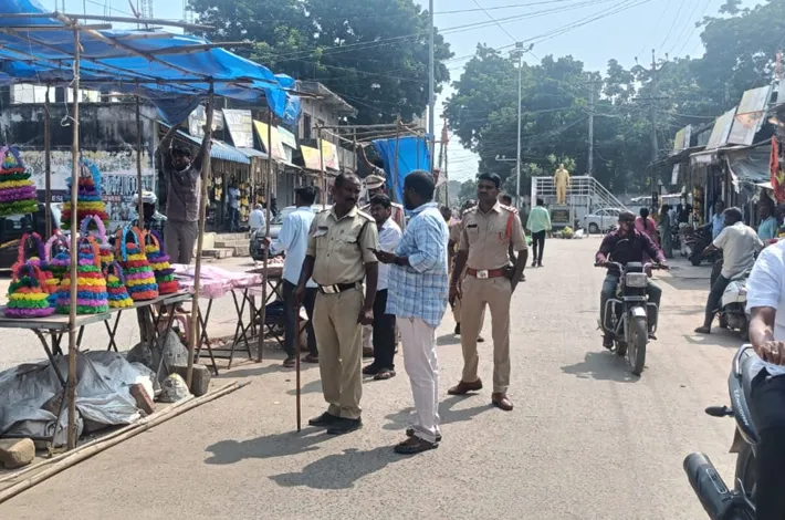 రోడ్లపై ఆక్రమణలు తొలగింపు
