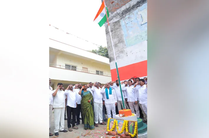 కాంగ్రెస్ కార్యాలయంలో జాతీయ జెండా ఆవిష్కరణ