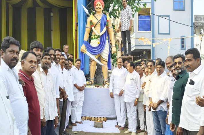 Obanna వడ్డె ఓబన్న విగ్రహం ఆవిష్కరిస్తున్న ఎంబీసీ కార్పోరేషన్ చైర్మన్ ...
