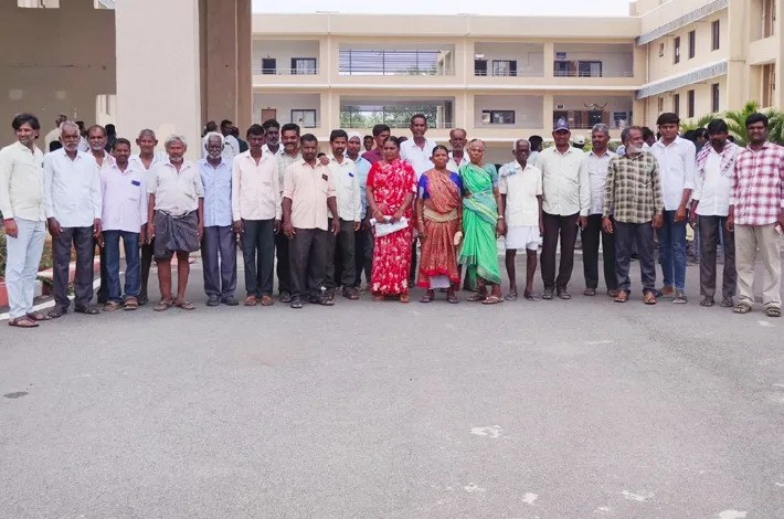 గొర్రెల పెంపకదారుల సంఘ భూమి అక్రమ రిజిస్ట్రేషన్.. కలెక్టర్ కు వినతి