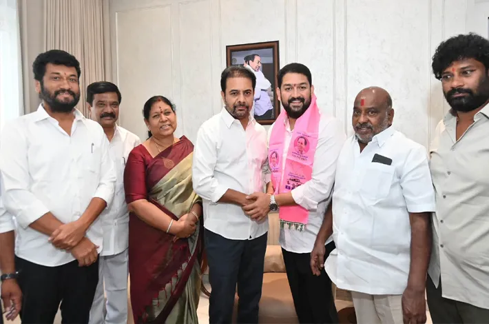 జిల్లాలో హస్తం వదిలి.. కారు ఎక్కిన భార్గవ్‌!