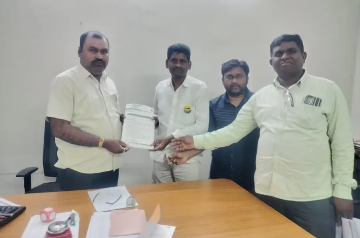 ట్రాఫిక్కు ఇబ్బంది కలిగిస్తున్న షాపింగ్ మాళ్లపై చర్యలు తీసుకోండి 
