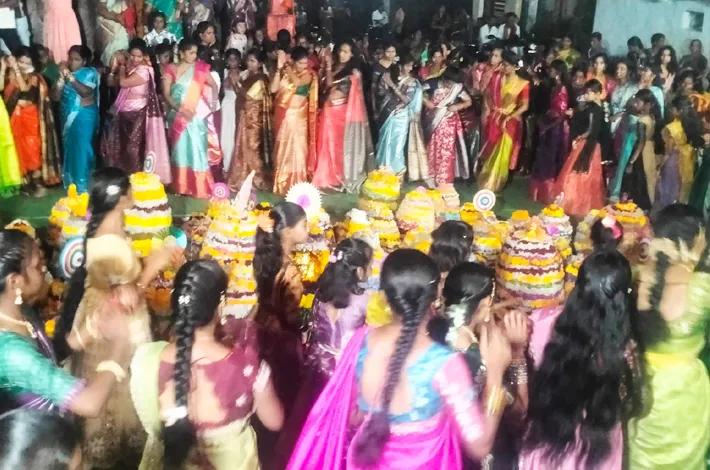 కంగ్టి మండలంలో బతుకమ్మ సంబరాలు అంబరాన్నంటాయి