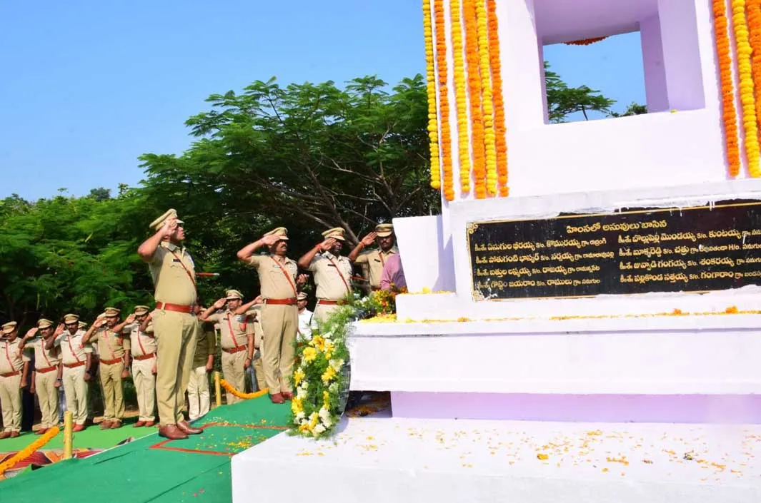 పోలీస్ అమరవీరులకు ఎస్పీ మహేష్ బి. గితే నివాళులు!