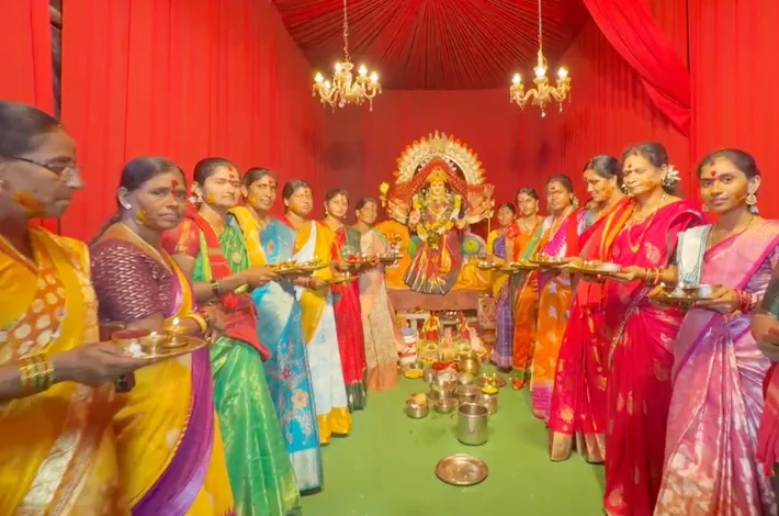 దుర్గాదేవి సన్నిధిలో కుంకుమ పూజ 