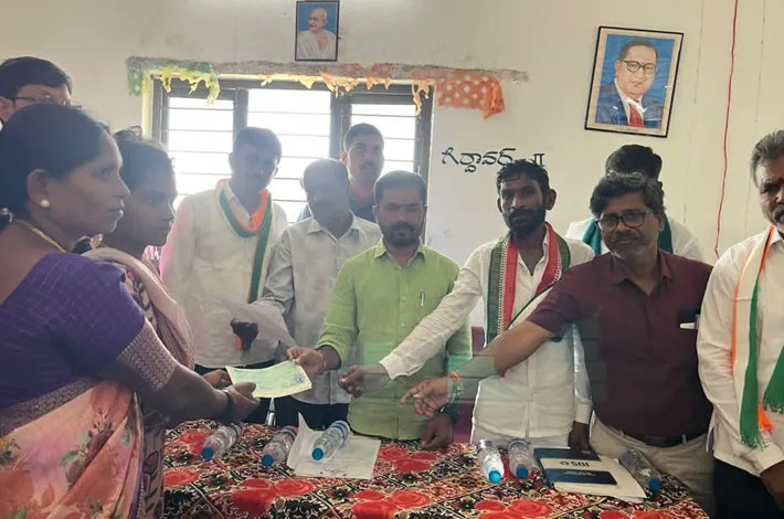 రైతులకు చెక్కులు పంపిణీ చేసిన ఎమ్మెల్యే 