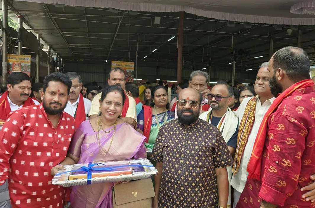 విజయవాడ కనకదుర్గమ్మకు కరీంనగర్ చేనేత పట్టుచీరల సమర్పణ