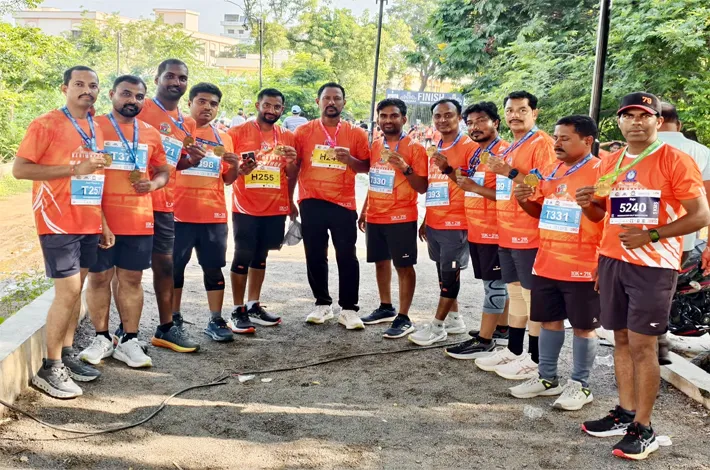 మారథాన్ రన్ లో కామారెడ్డి యువకులకు మెడల్స్ 