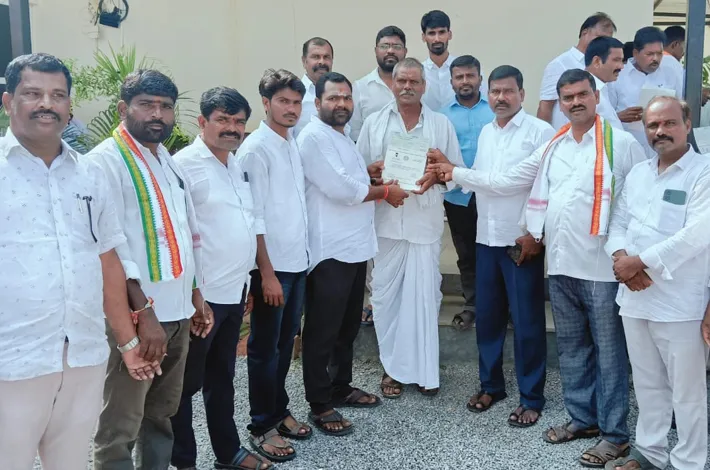 సీఎంఆర్ఎఫ్ చెక్కులు పంపిణీ చేసిన కాంగ్రెస్ నాయకులు 