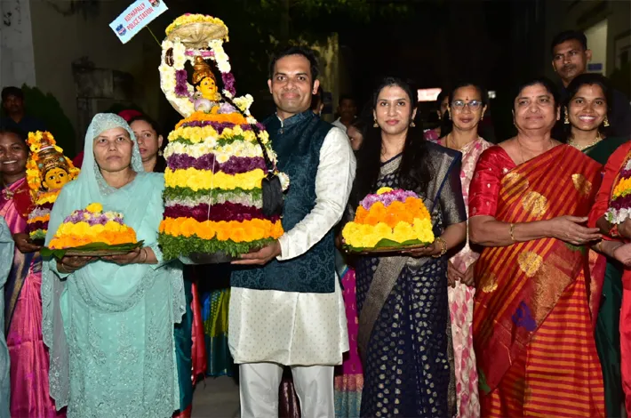 అంగరంగ వైభవంగా బతుకమ్మ సంబరాలు