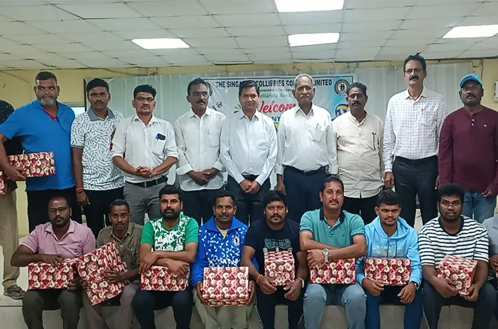 కంపెనీ స్థాయి వాలీబాల్ పోటీల విజేతలకు బహుమతులు