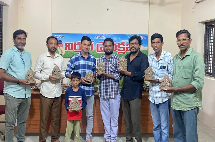 ప్రెస్ క్లబ్ ఆధ్వర్యంలో మట్టి గణపతుల పంపిణీ 