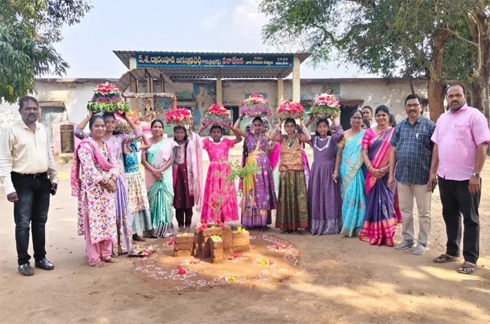 అంగరంగ వైభవంగా తెలంగాణ బతుకమ్మ సంబరాలు