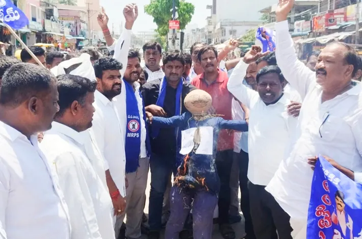 బాన్సువాడలో అమర ప్రసాద్ దిష్టిబొమ్మ దగ్ధం...