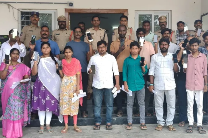 పోయిన మొబైల్ ఫోన్లను రికవరీ చేసి బాధితులకు అప్పగించిన పోలీసులు 