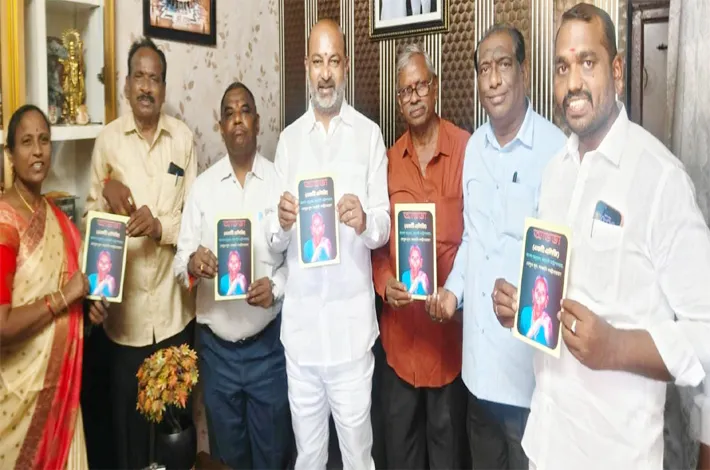 పుస్తక ఆవిష్కరణలో బండి సంజయ్
