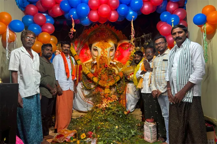 విఘ్నేశ్వరుడిని దర్శించుకున్న బి.ఆర్.ఎస్. పార్టీ జిల్లా నాయకులు