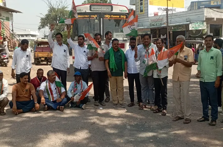 కాంగ్రెస్ పార్టీ ఆధ్వర్యంలో రోడ్డుపై బైఠాయించి నిరసన