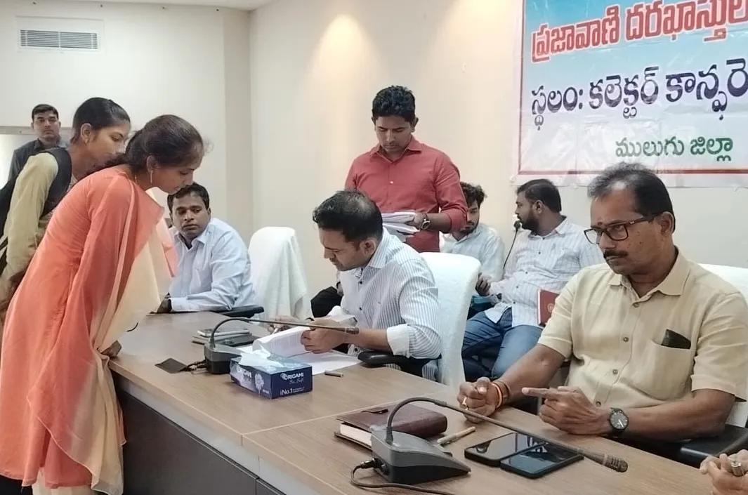 ప్రజావాణి అర్జీల పరిష్కారంలో జాప్యానికి తావివ్వొద్దు